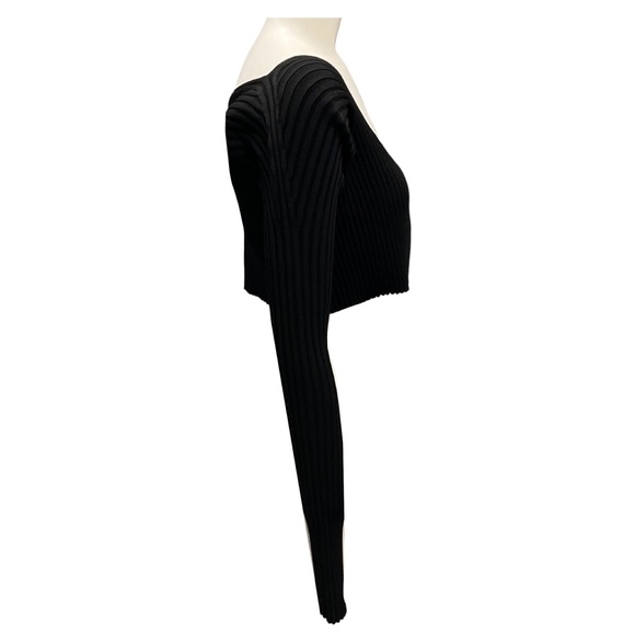 JACQUEMUS BLACK / GOLD SCRIPT NAMEPLATE DETAIL CROPPED RIBBED KNIT SWEATER - Picture 2 of 6